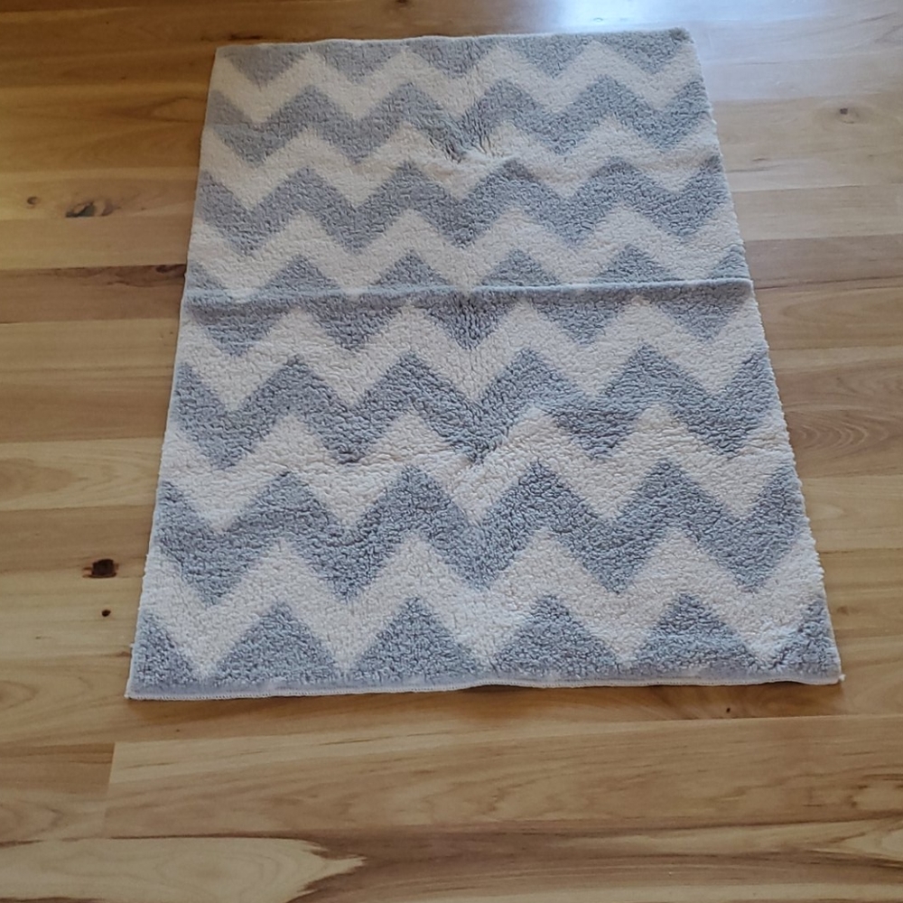 Large chevron rug size 48×30
